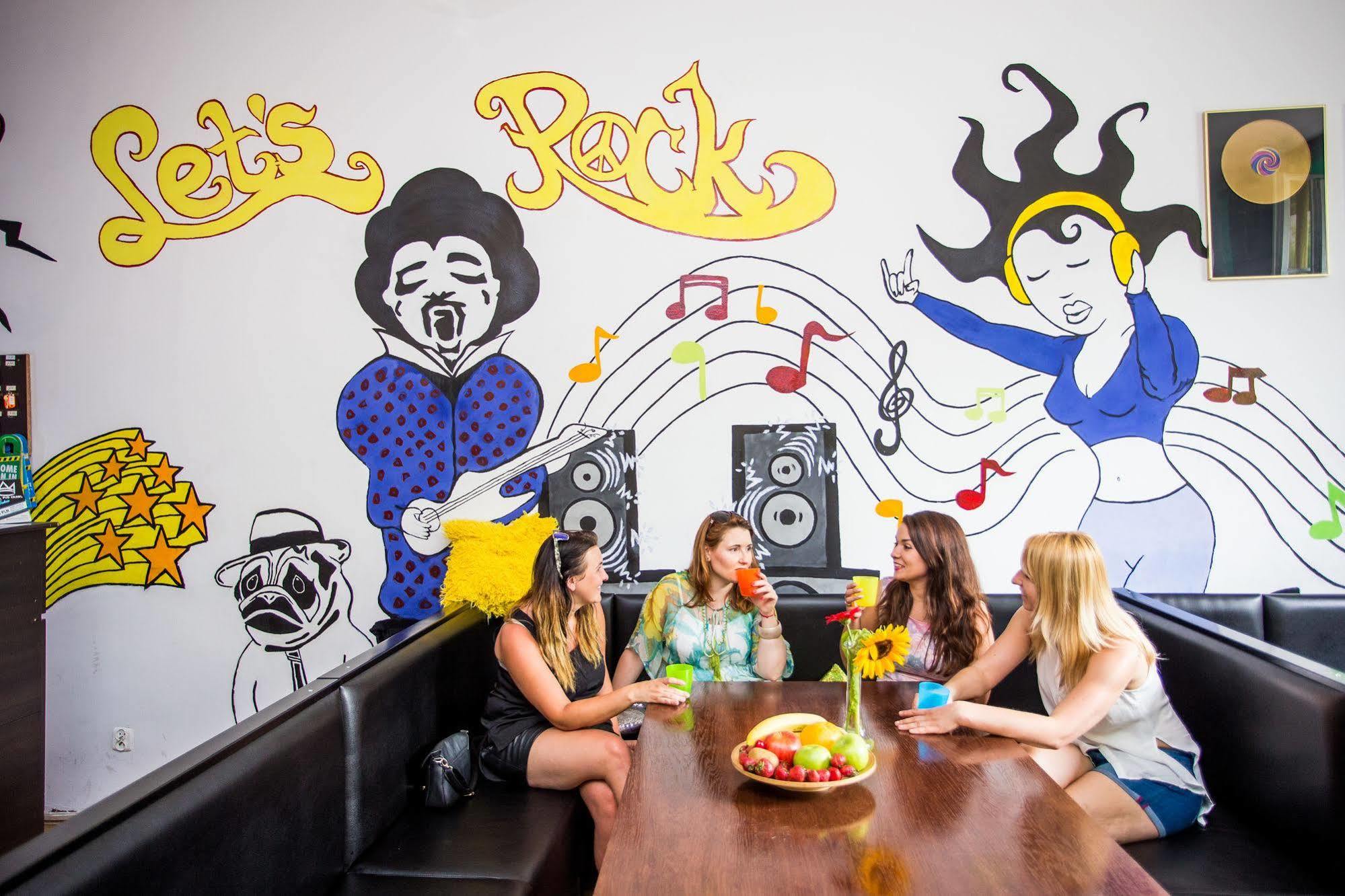 Let'S Rock Party Hostel! Age Limit From 18 Until 40! Krakkó Kültér fotó